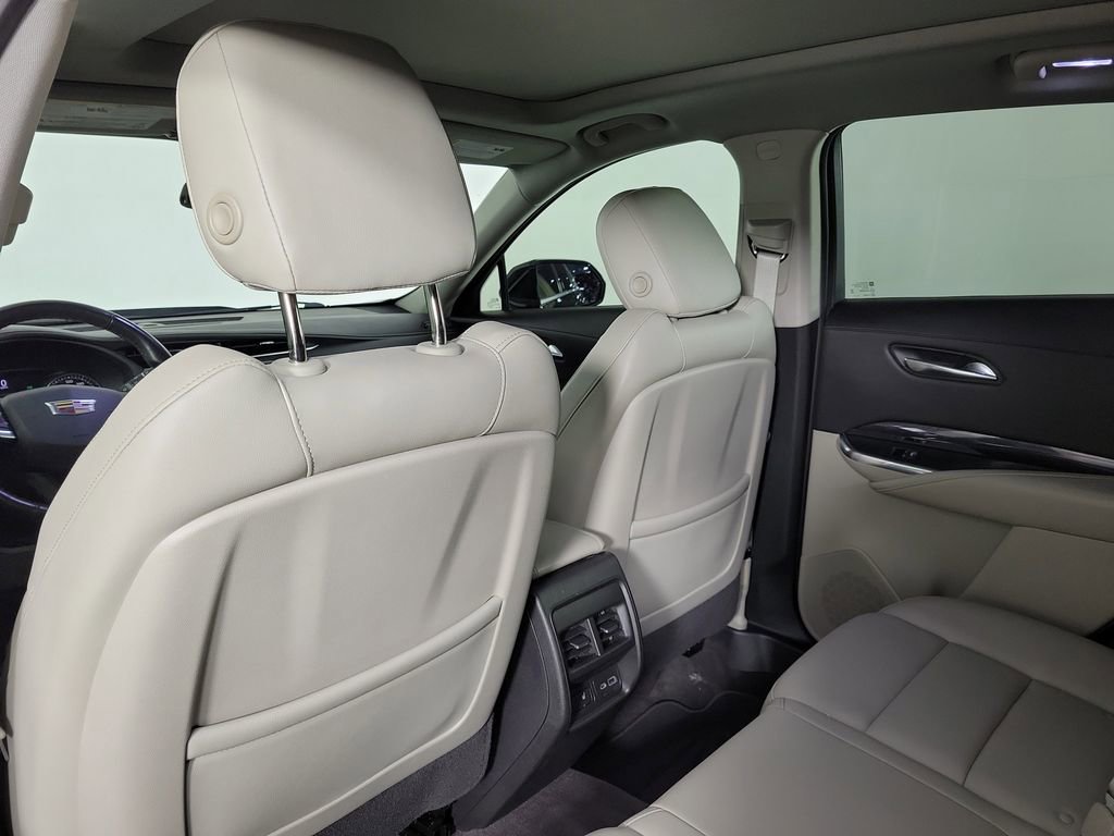 Used 2021 Cadillac XT4 Luxury w/ Cold Weather Package FWD image 12