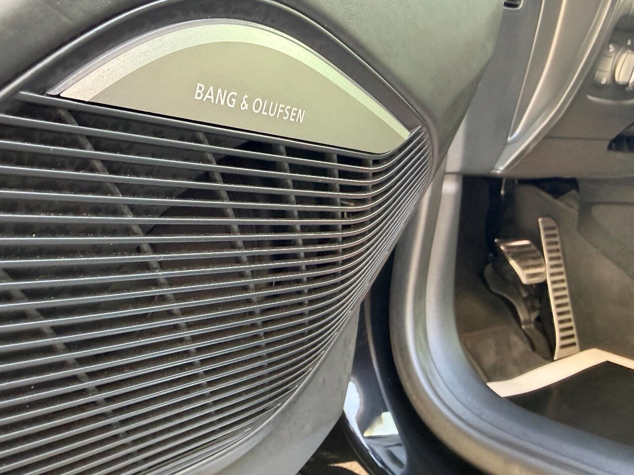 Used 2018 Audi R8 V10 w/ Black Optic Package image 20