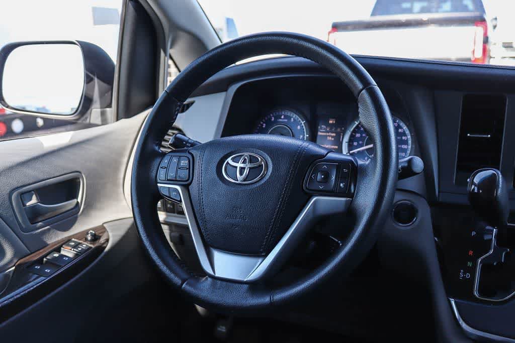 Used 2015 Toyota Sienna XLE w/ XLE Navigation Package FWD image 14