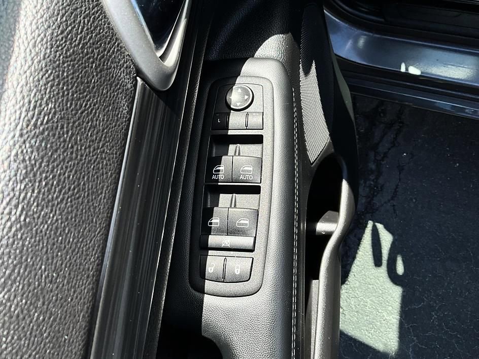 Used 2021 Jeep Grand Cherokee Laredo X image 13