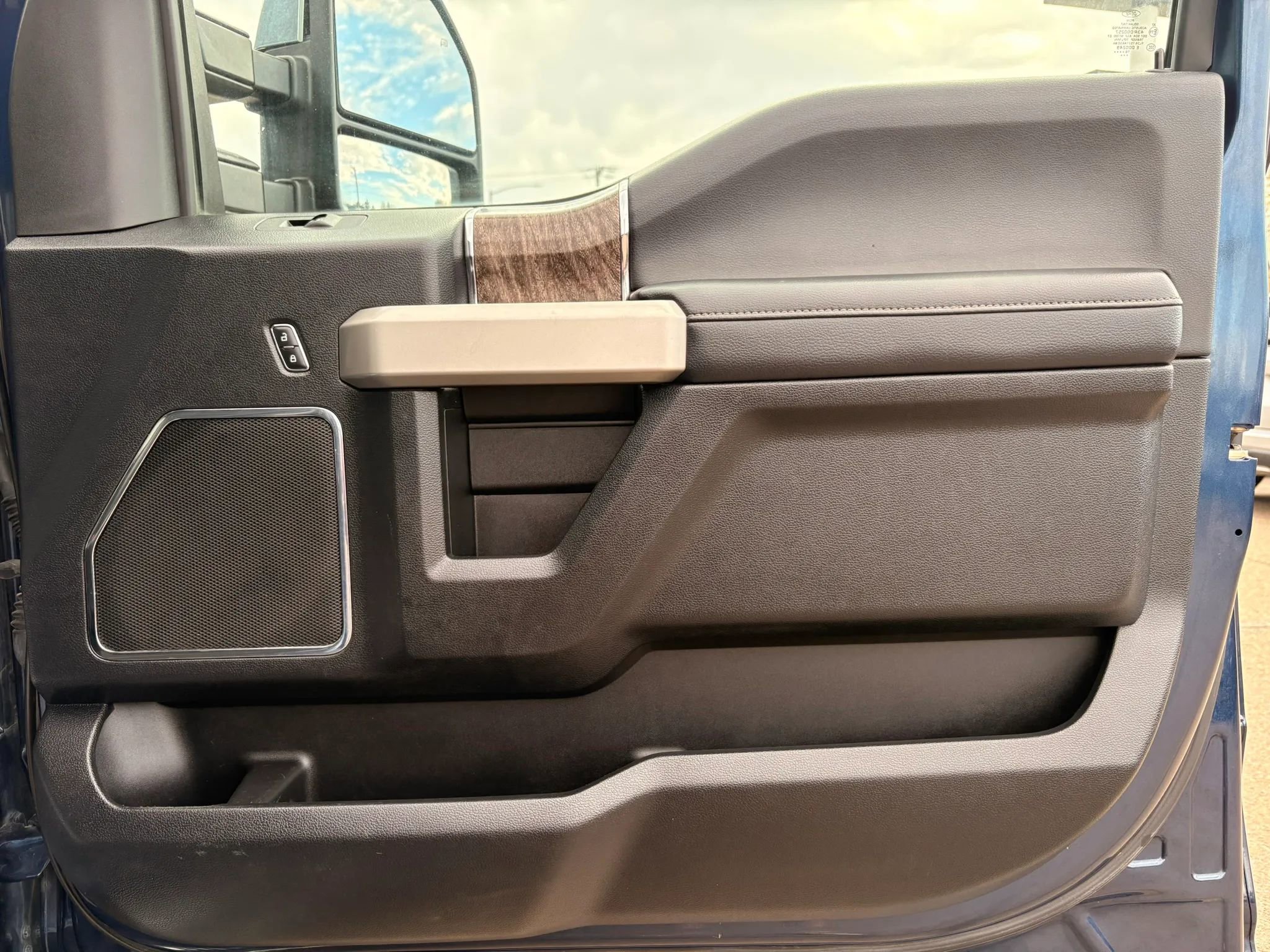 Used 2017 Ford F250 Lariat w/ Chrome Package image 11