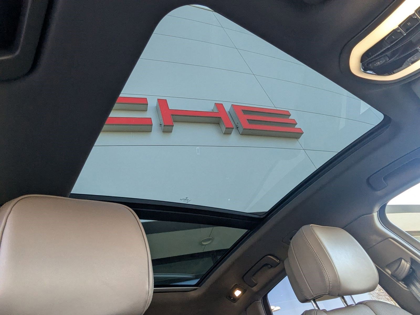 Certified 2025 Porsche Macan image 27