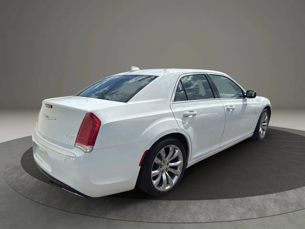 Used 2019 Chrysler 300 Touring w/ Chrome Appearance Package RWD image 5