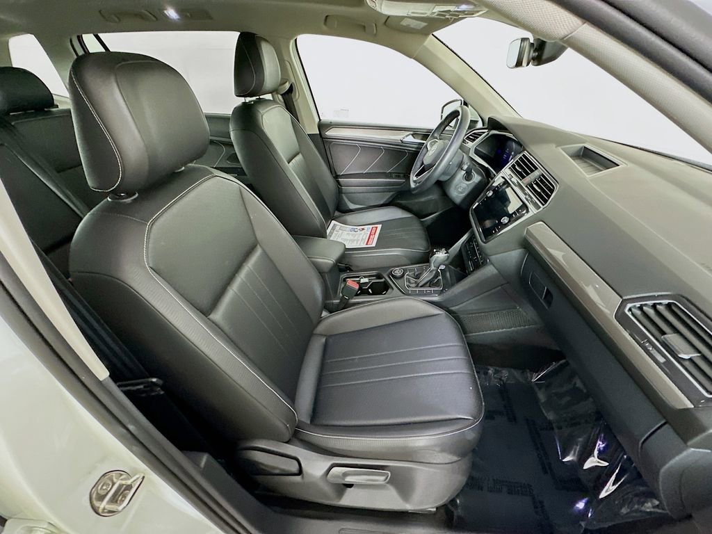 Used 2023 Volkswagen Tiguan SE w/ Panoramic Sunroof Package image 35