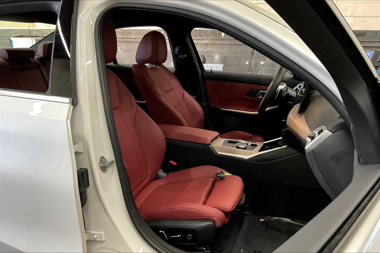 Used 2025 BMW 330i Sedan w/ Premium Package image 10