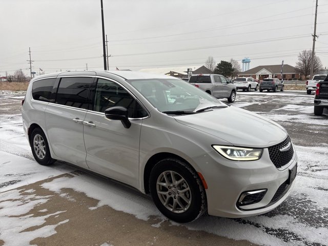 Used 2024 Chrysler Pacifica Touring-L image 8