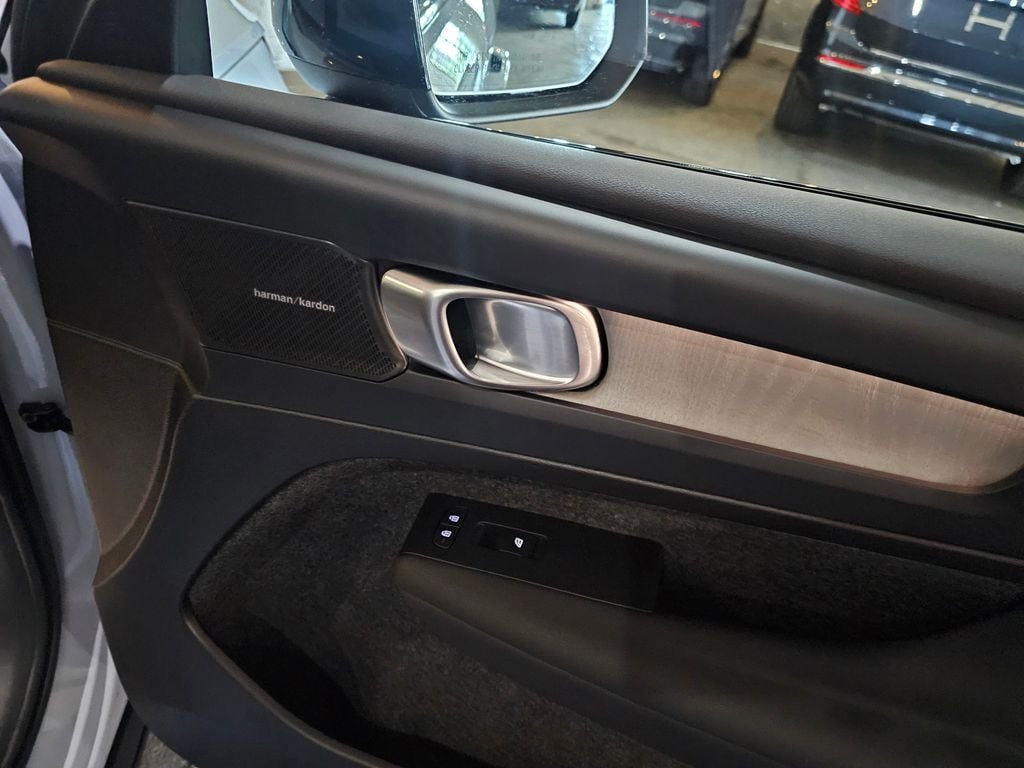 Certified 2025 Volvo XC40 B5 Ultra AWD/4WD image 11