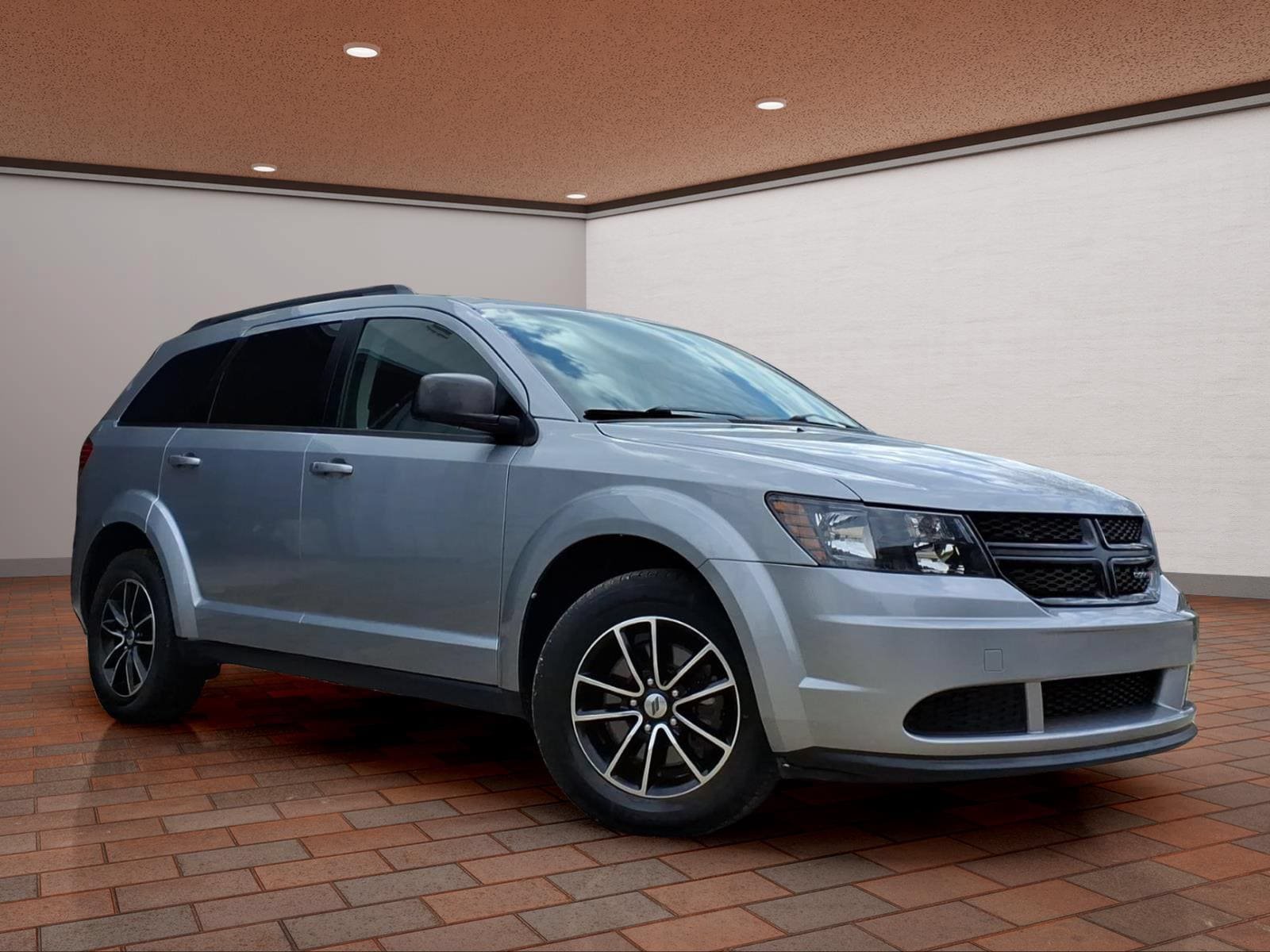 Used 2018 Dodge Journey SE w/ Blacktop Package FWD image 2