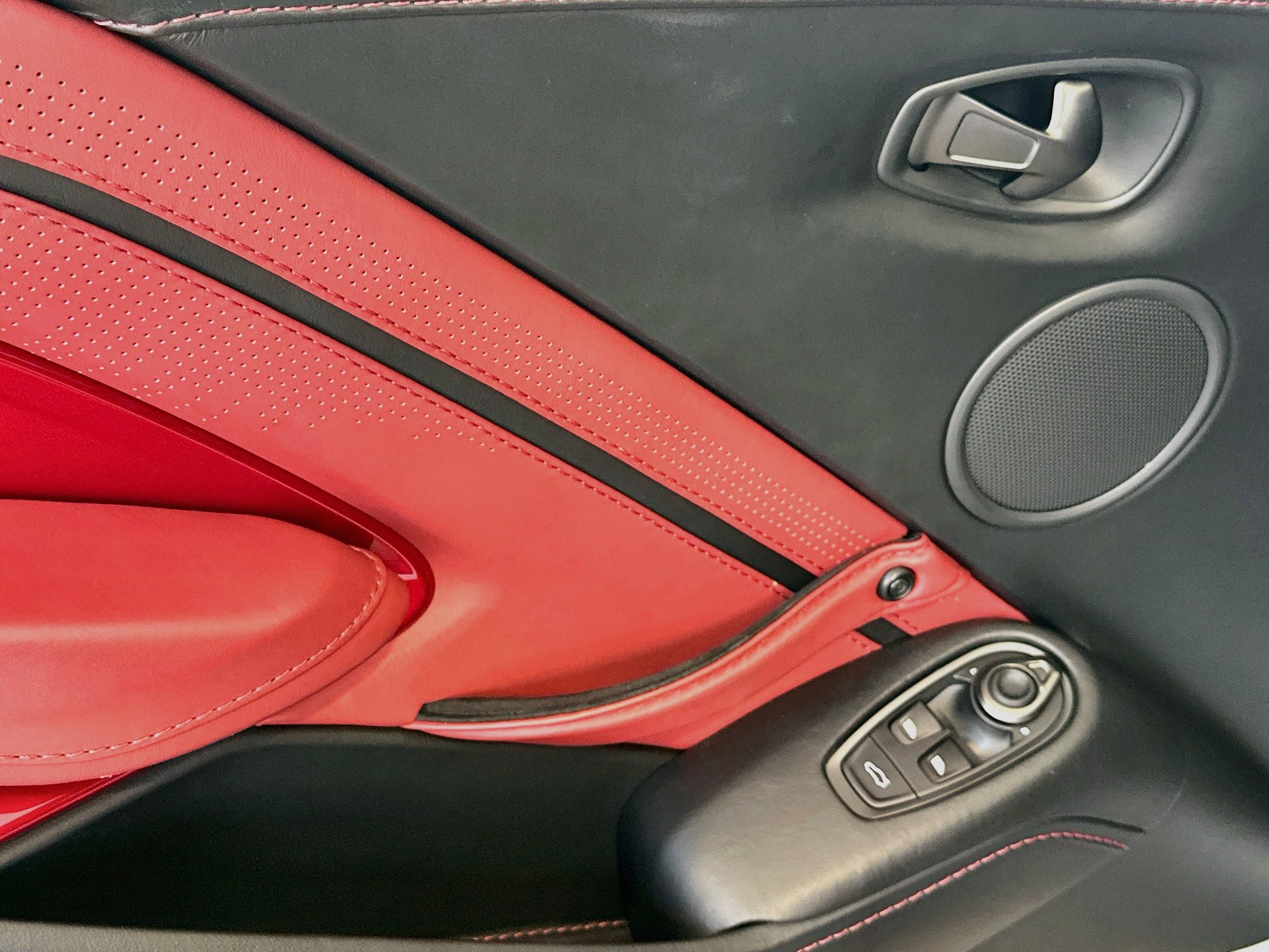 Used 2019 Aston Martin V8 Vantage Coupe RWD image 17
