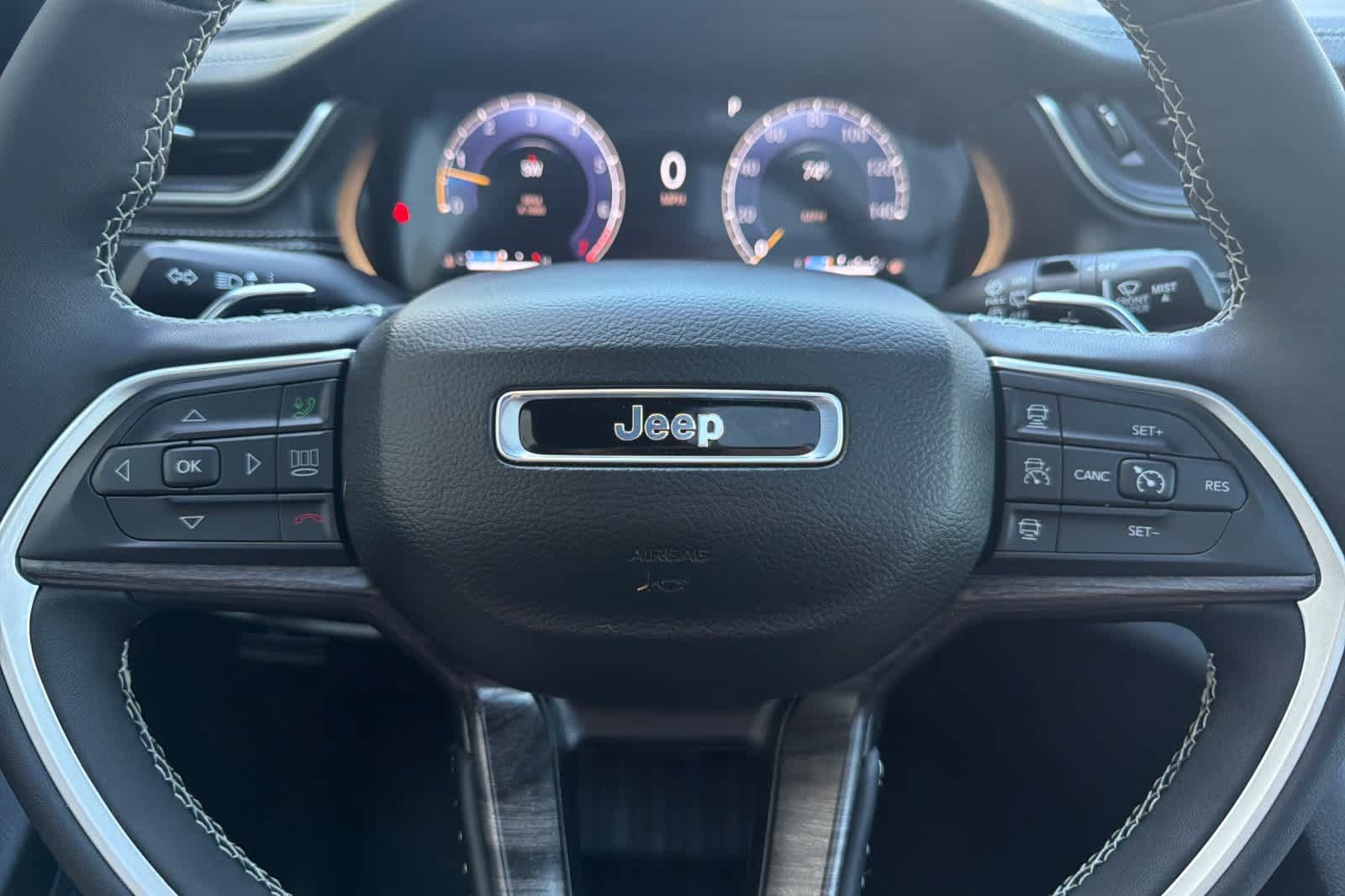 Used 2025 Jeep Grand Cherokee Limited w/ Black Appearance Package AWD/4WD image 24