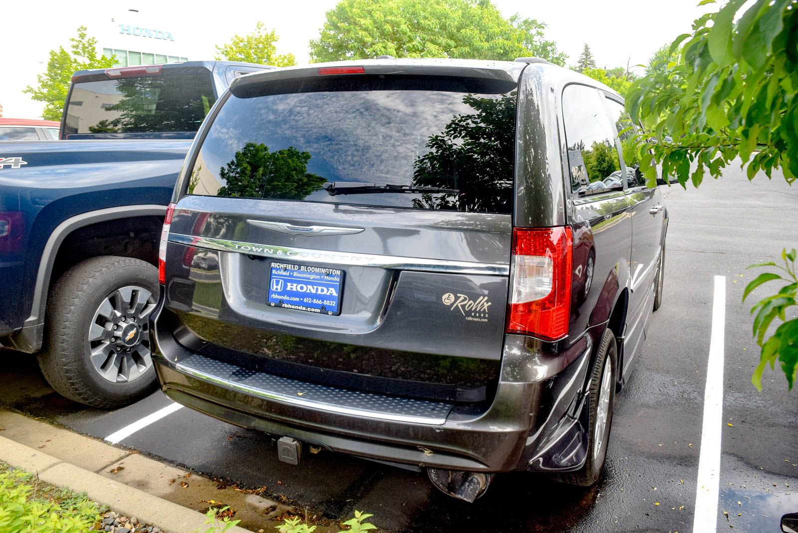 Used 2016 Chrysler Town & Country Touring w/ Driver Convenience Group FWD image 4
