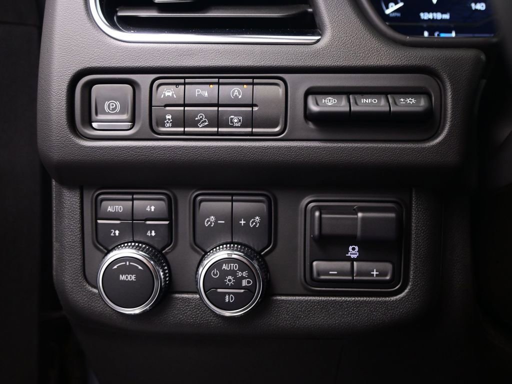 Used 2024 GMC Yukon XL AT4 w/ Technology Package image 19