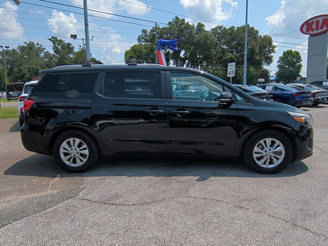 Used 2017 Kia Sedona LX w/ LX Essentials Premium Package FWD image 4