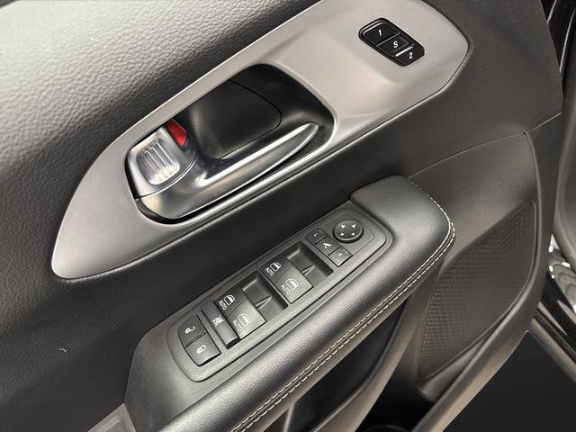 Certified 2025 Chrysler Pacifica Limited image 10