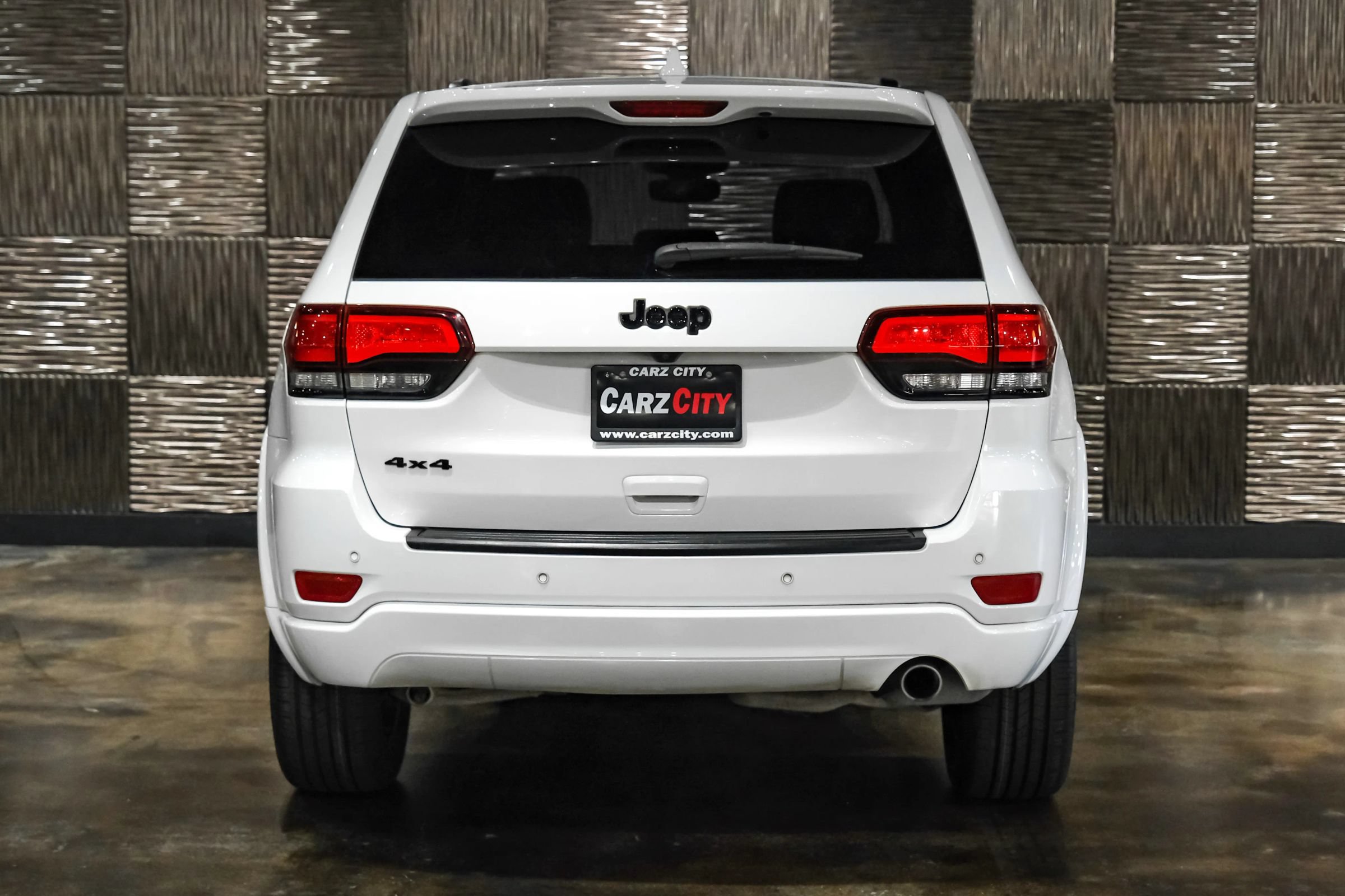 Used 2018 Jeep Grand Cherokee Altitude AWD/4WD image 10