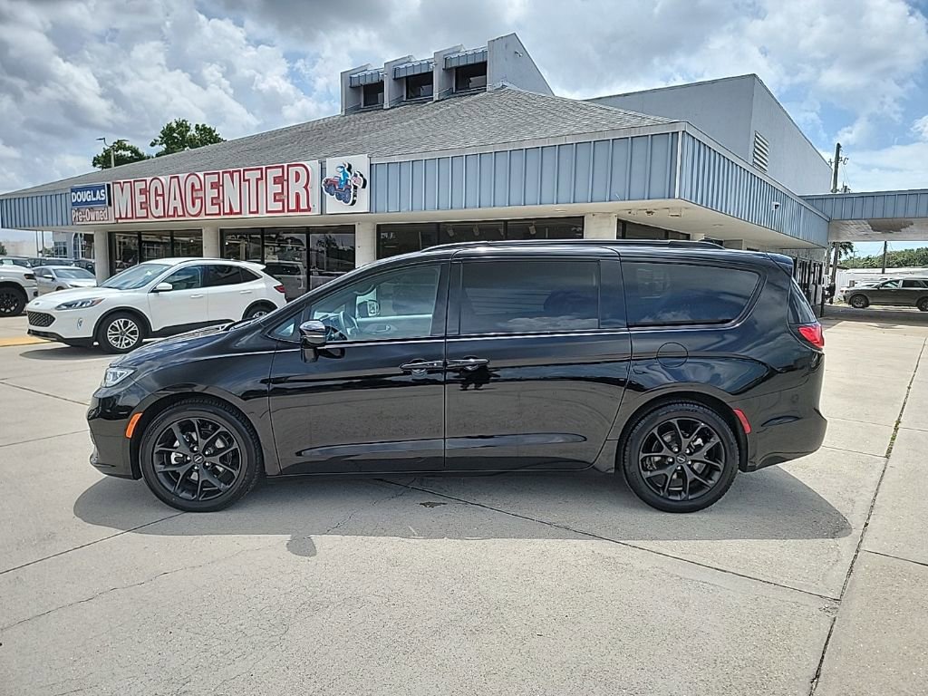 Used 2025 Chrysler Pacifica Limited image 2