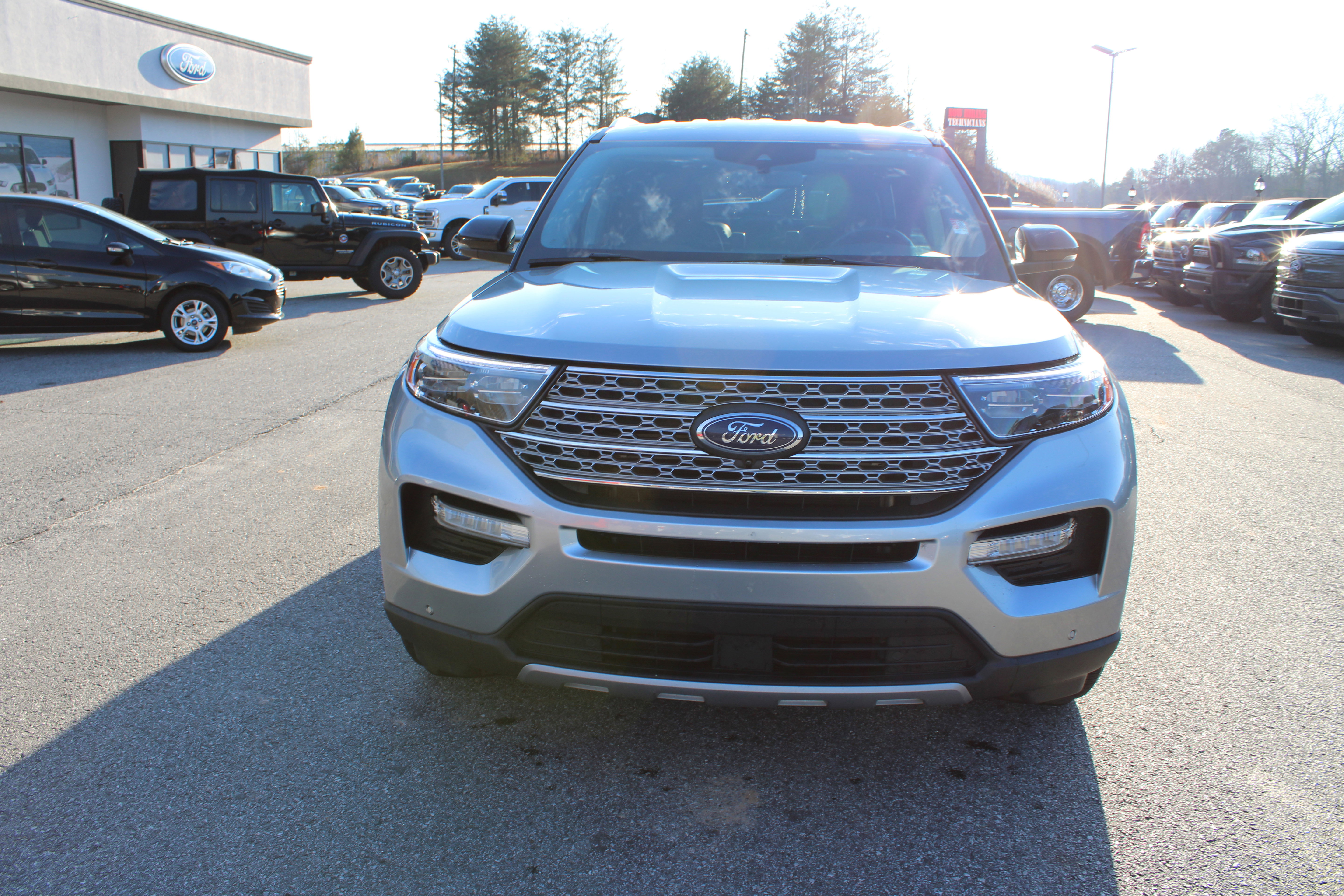 Used 2021 Ford Explorer Limited w/ Equipment Group 301A image 3
