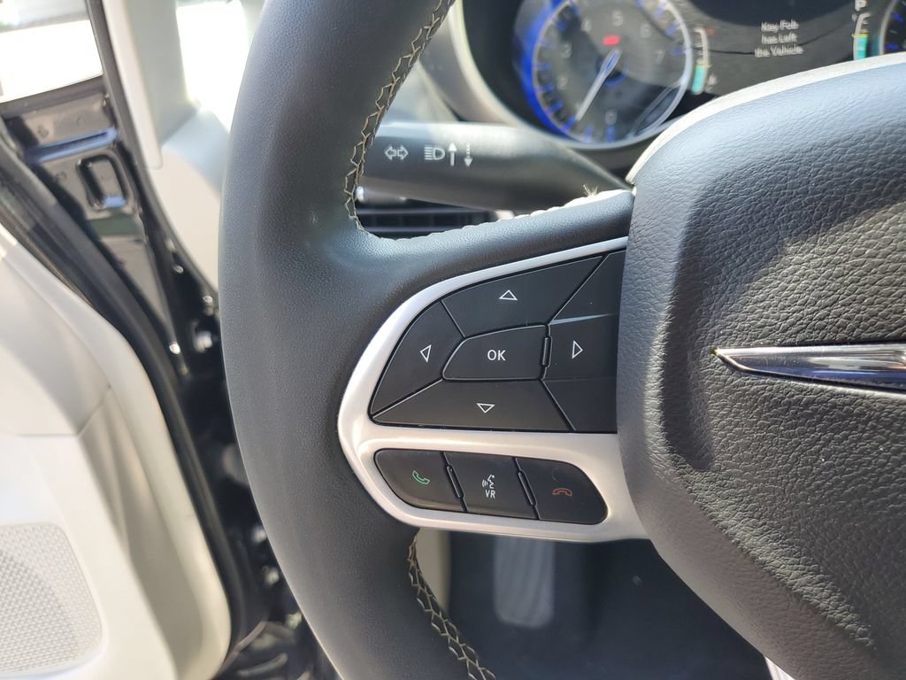 Used 2023 Chrysler Pacifica Touring-L FWD image 28