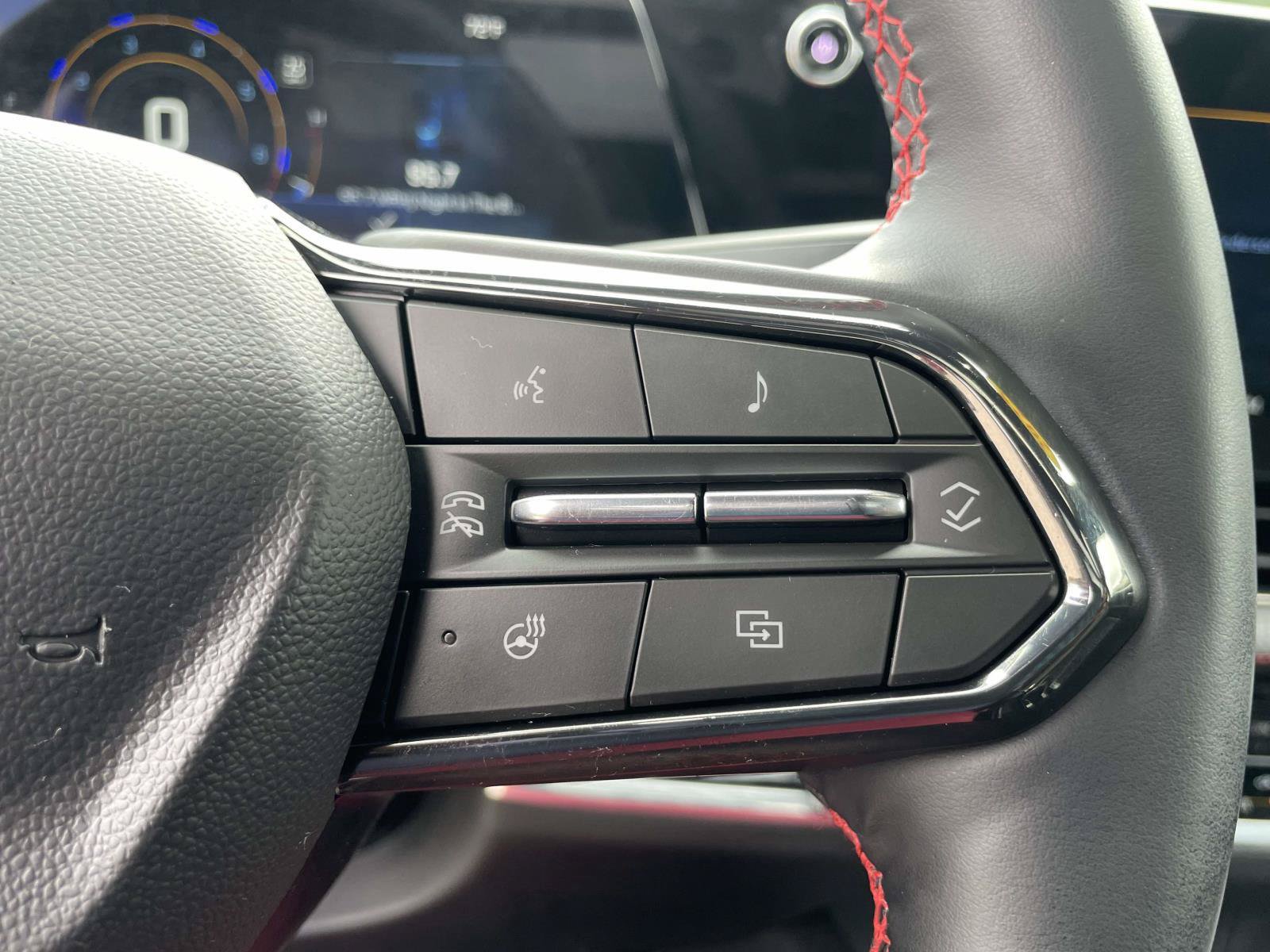 Used 2025 Chevrolet Equinox RS w/ Safety and Technology Package FWD image 18