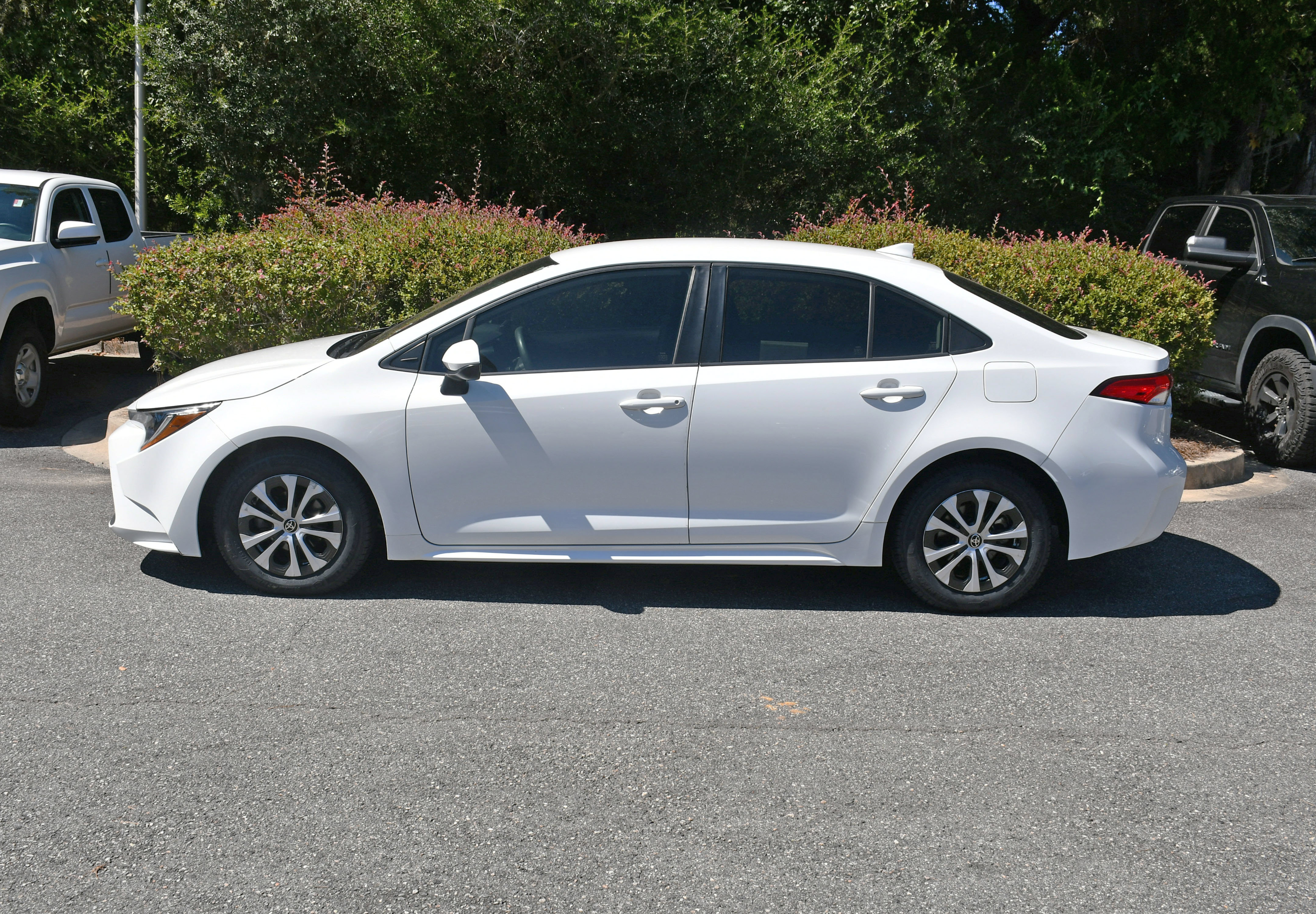 Certified 2022 Toyota Corolla LE FWD image 2