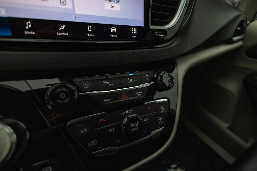 Used 2024 Chrysler Pacifica Touring-L image 16