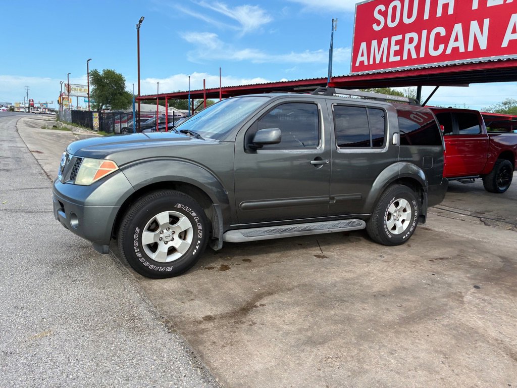 Used 2005 Nissan Pathfinder SE w/ (P01) Se Premium Pkg RWD image 2