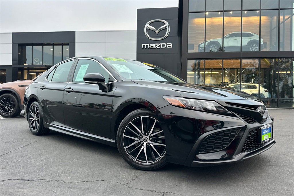 Used 2022 Toyota Camry SE image 2