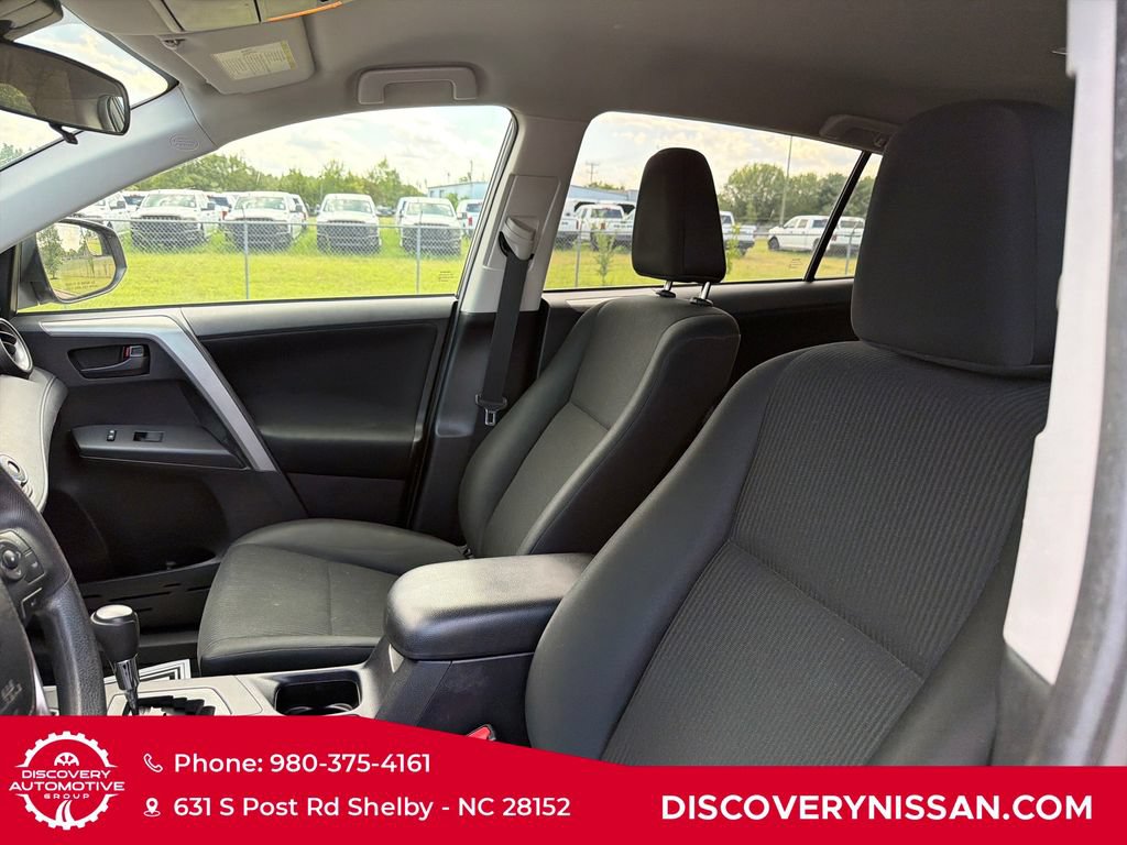 Used 2018 Toyota RAV4 LE FWD image 16