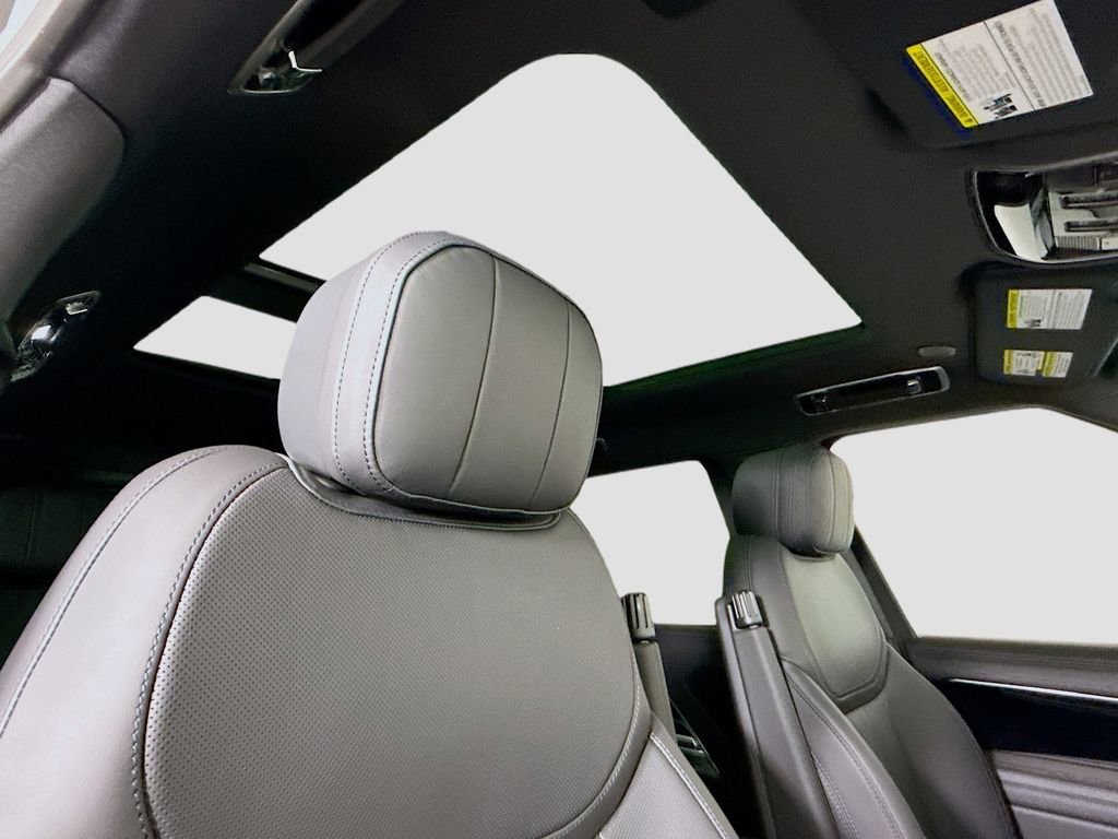 New 2026 Land Rover Range Rover Long Wheelbase SE image 18