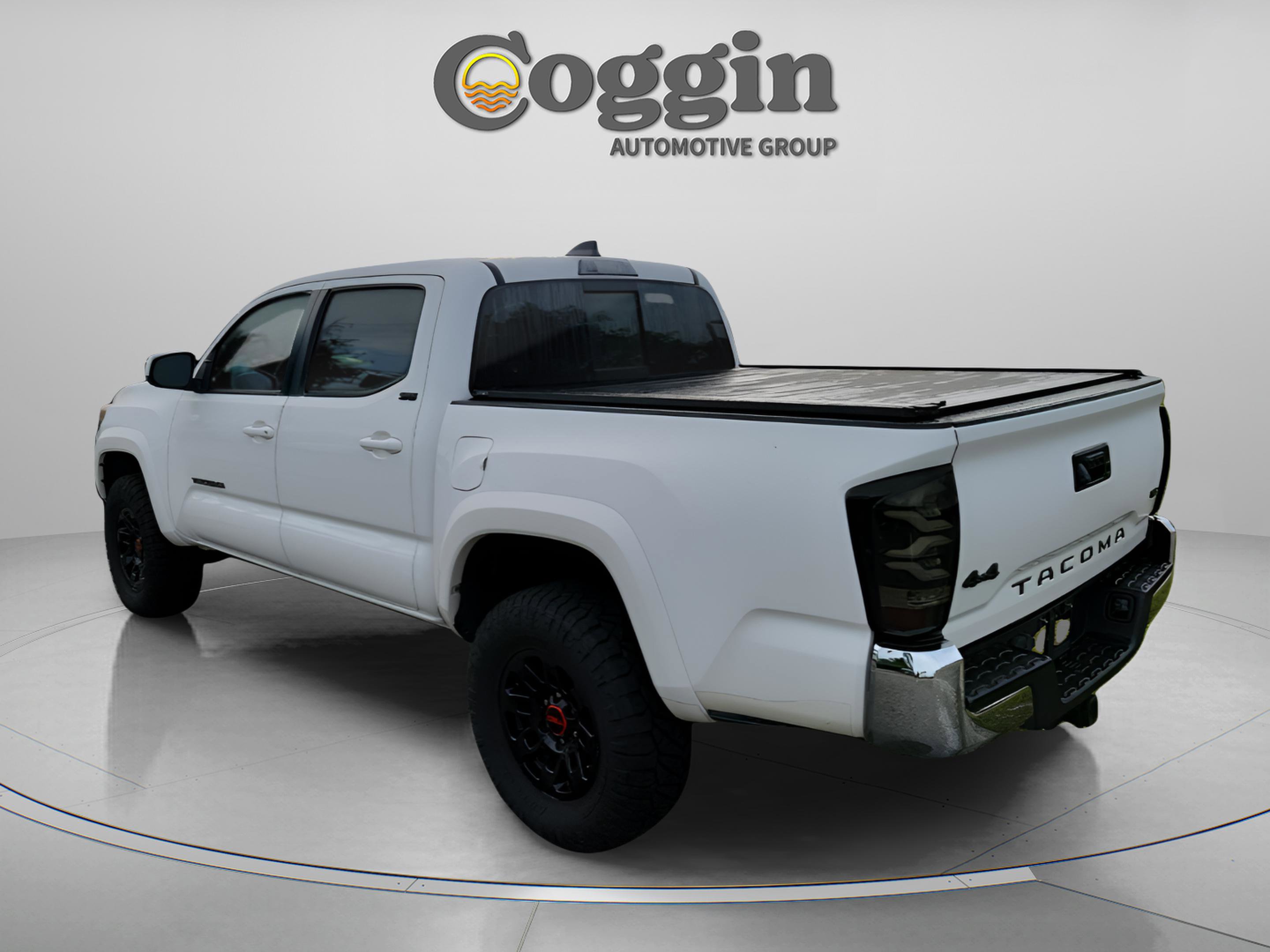Used 2021 Toyota Tacoma SR5 AWD/4WD image 2