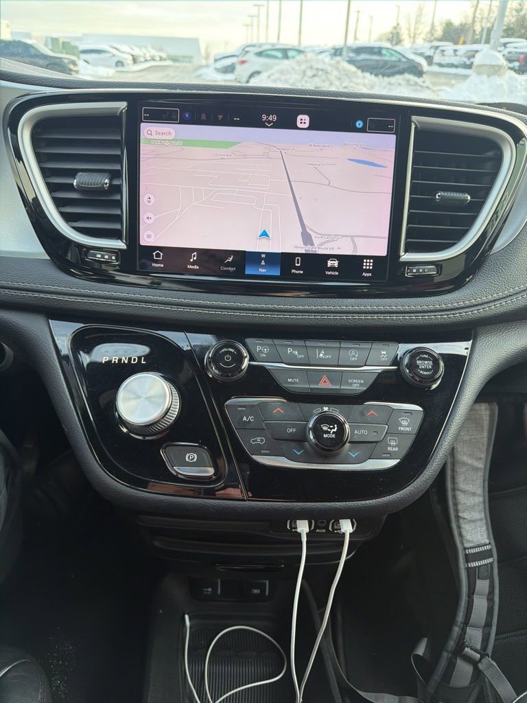 Used 2021 Chrysler Pacifica Touring-L w/ Premium & Safety Sphere Group image 4