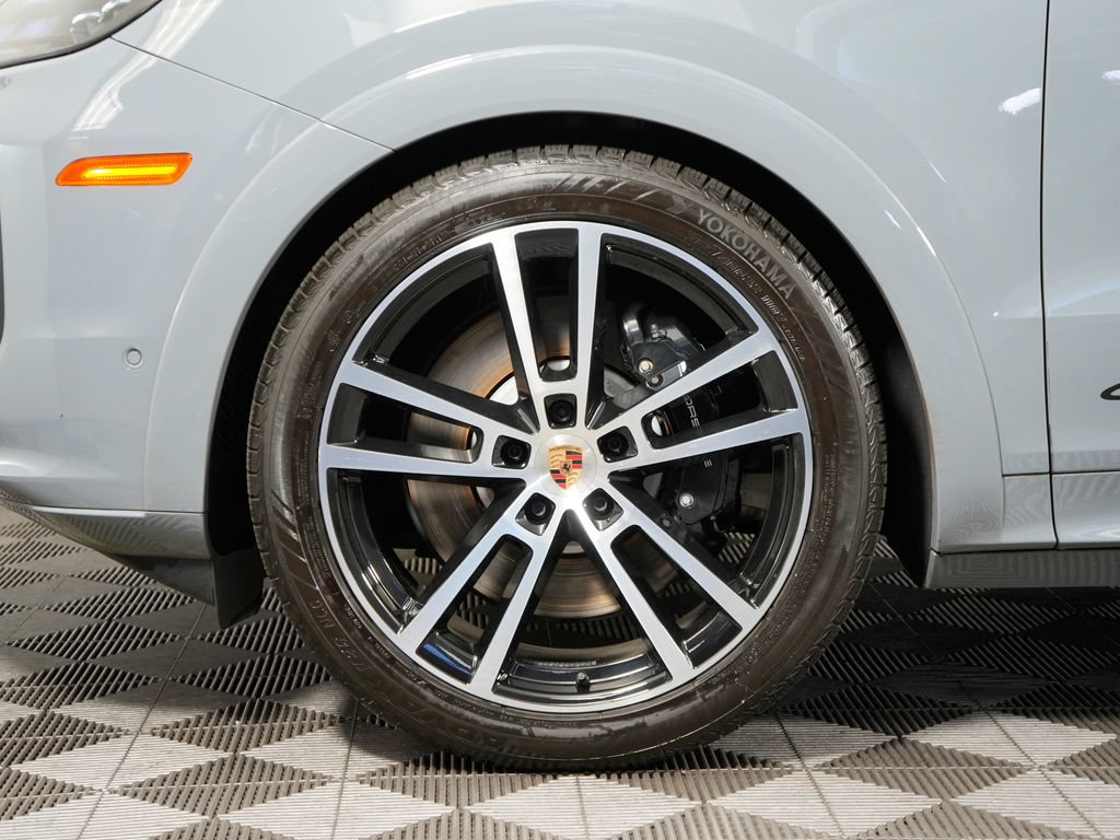 Certified 2025 Porsche Cayenne GTS AWD/4WD image 13