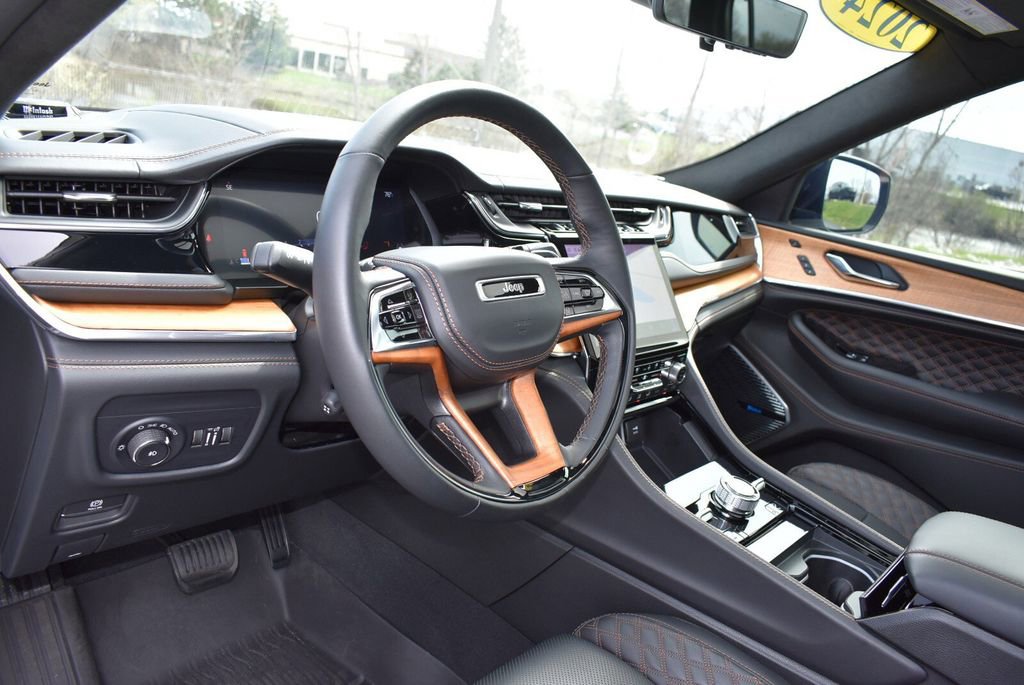 Used 2024 Jeep Grand Cherokee L Summit AWD/4WD image 10