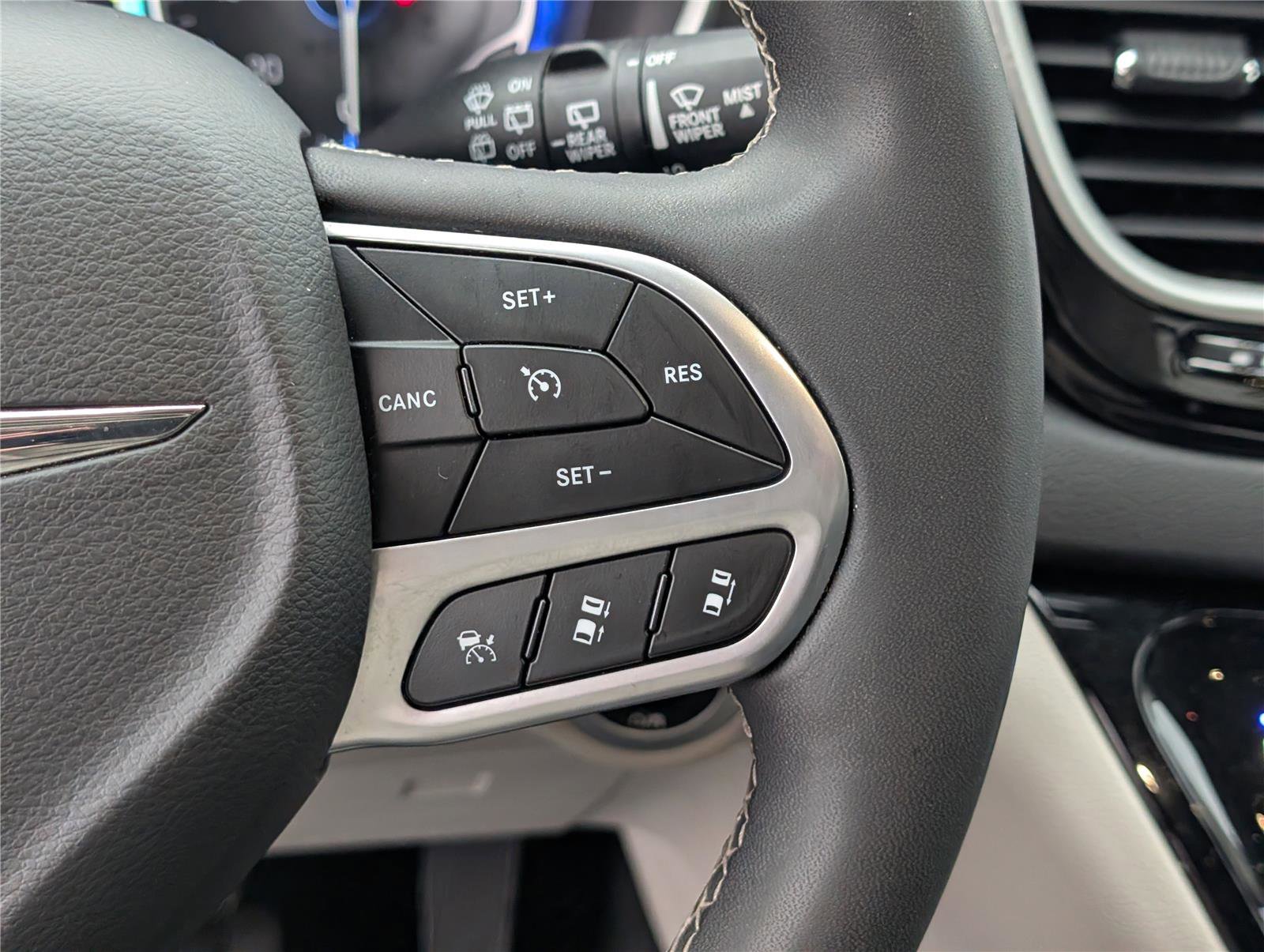 Used 2024 Chrysler Pacifica Touring-L image 23