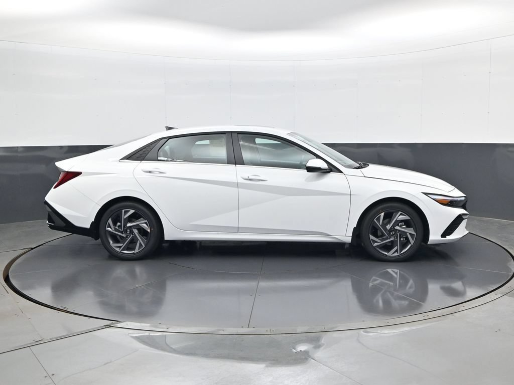 New 2026 Hyundai Elantra Limited FWD image 4