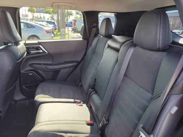 Used 2025 Mitsubishi Outlander SE FWD image 13