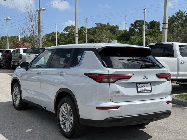 Used 2024 Mitsubishi Outlander ES FWD image 2