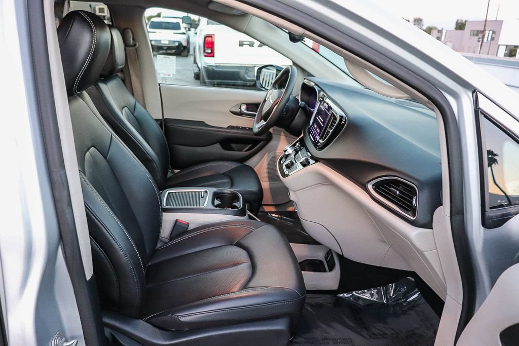 Used 2024 Chrysler Pacifica Touring-L FWD image 18