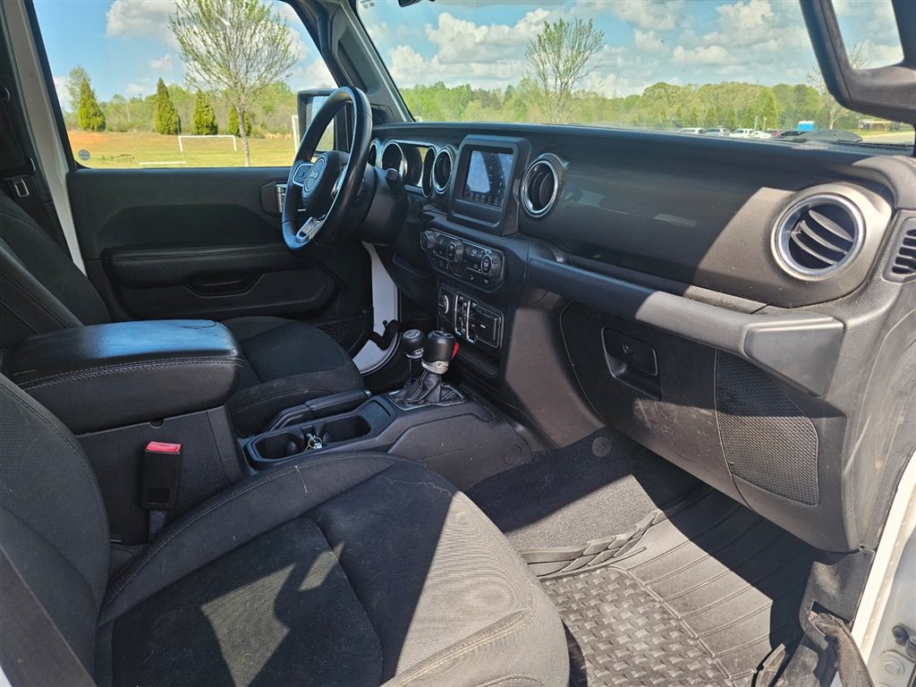 Used 2019 Jeep Wrangler Unlimited Sahara AWD/4WD image 3