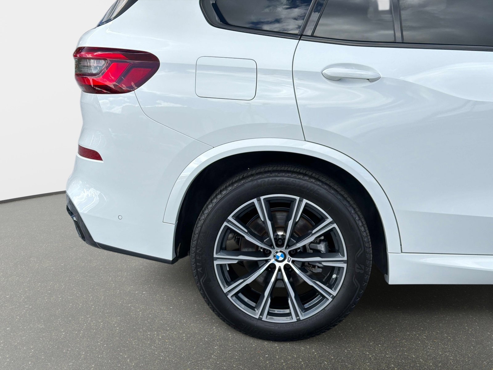 Used 2023 BMW X5 sDrive40i w/ M Sport Package RWD image 13