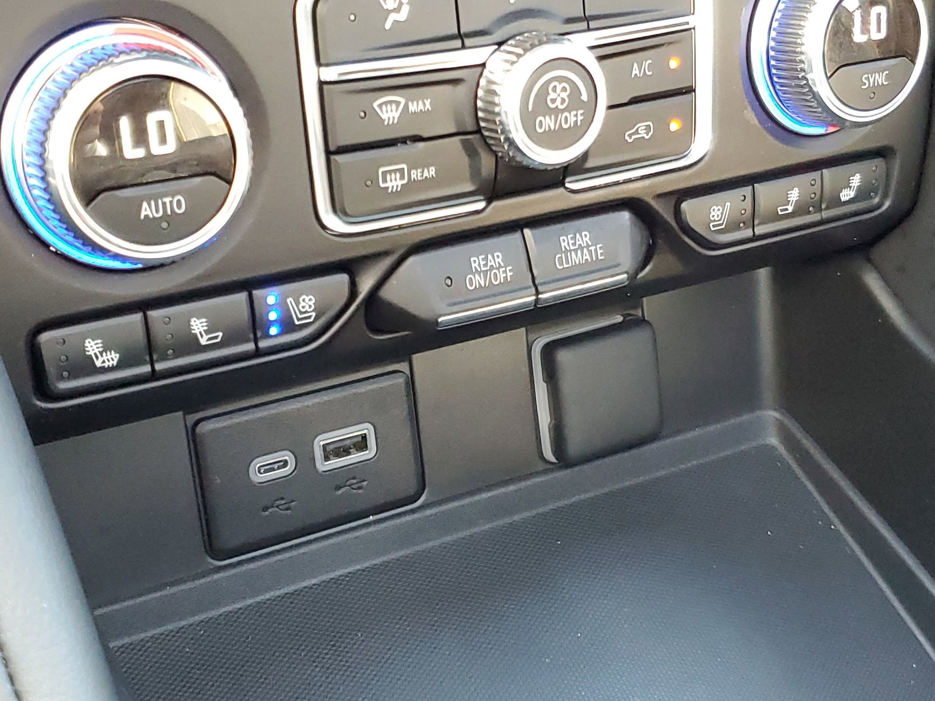 Used 2024 GMC Yukon AT4 w/ Technology Package image 33