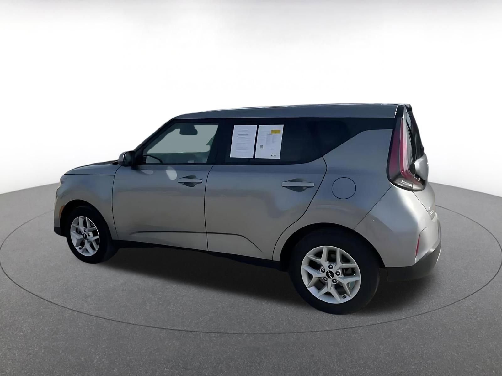 Used 2025 Kia Soul LX w/ LX Technology Package FWD image 10
