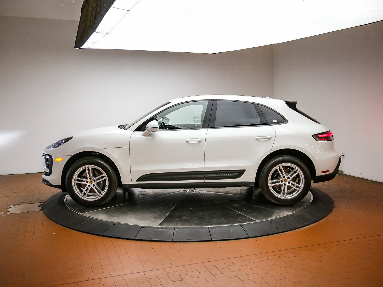 Certified 2024 Porsche Macan AWD/4WD image 2