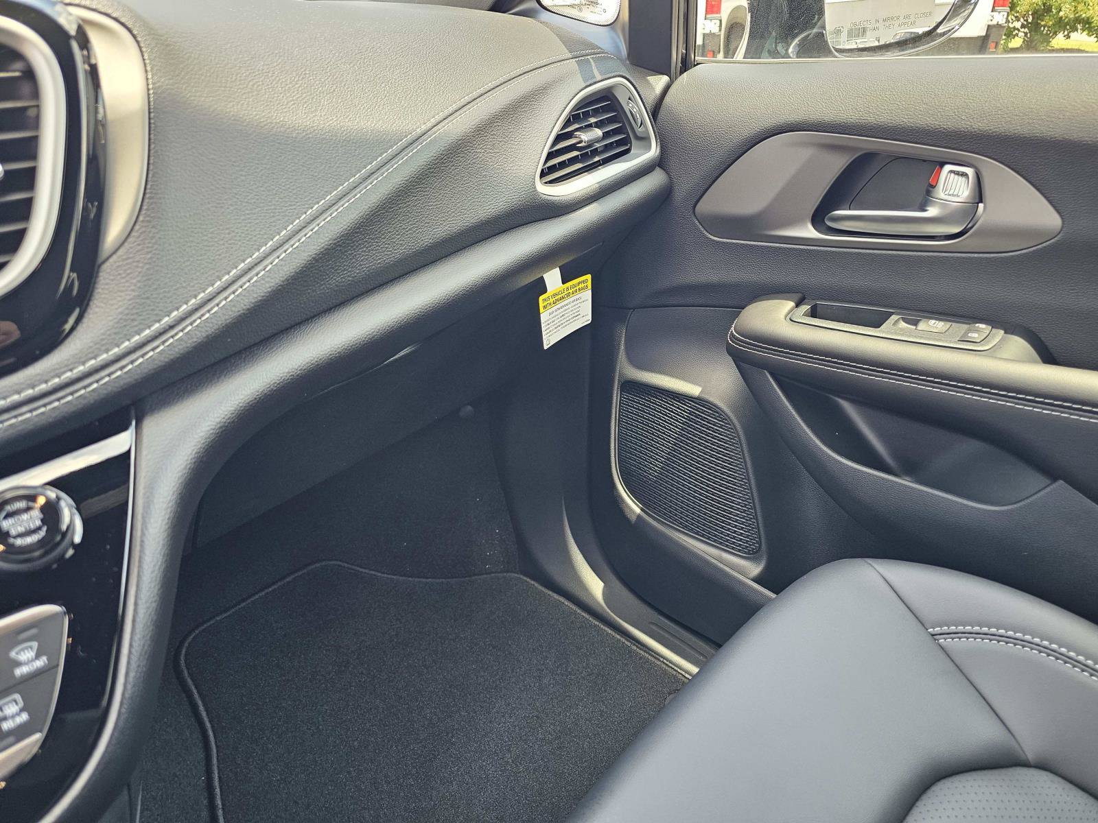 New 2027 Chrysler Pacifica Select FWD image 25