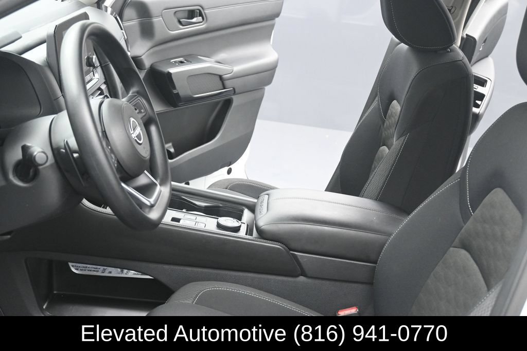 Used 2024 Nissan Pathfinder S AWD/4WD image 16