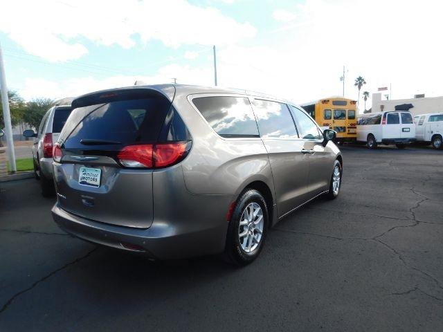 Used 2017 Chrysler Pacifica Touring image 6