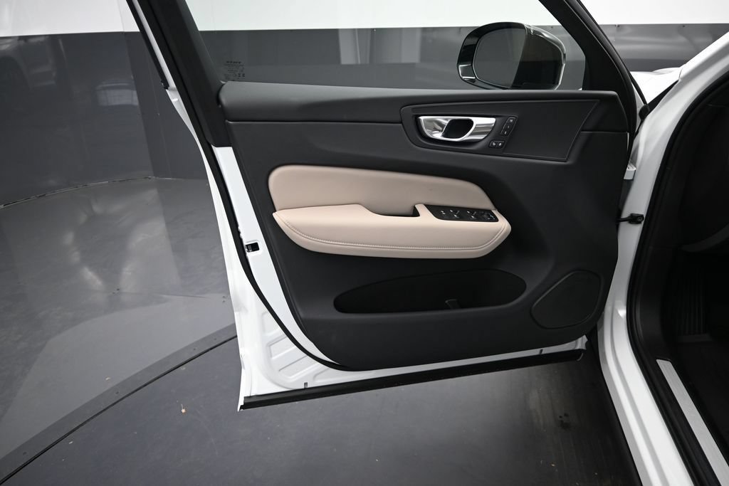 New 2026 Volvo XC60 T8 Plus w/ Climate Package PRO AWD/4WD image 9