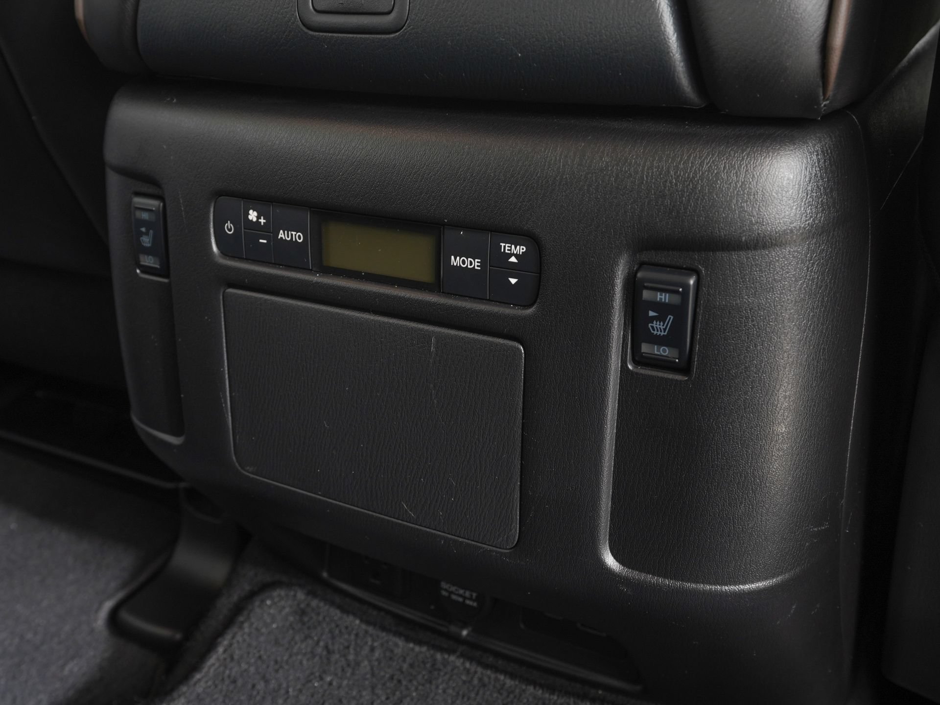 Used 2024 Nissan Armada Platinum w/ Captain's Chairs Package RWD image 10