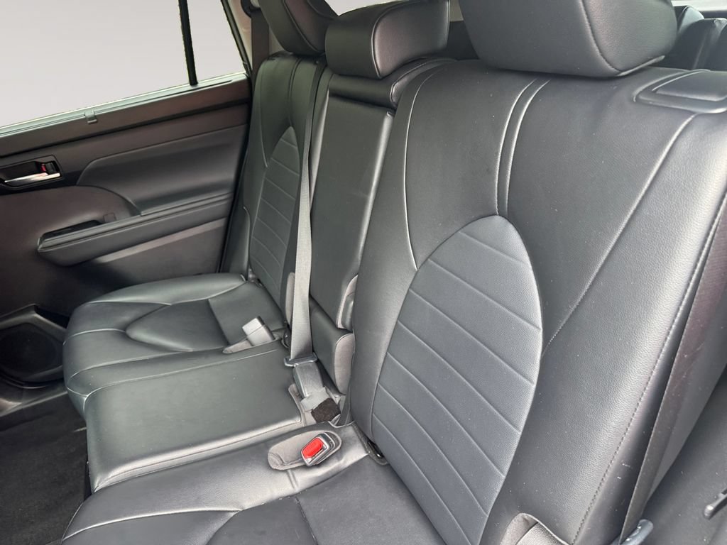 Used 2023 Toyota Highlander XLE AWD/4WD image 13