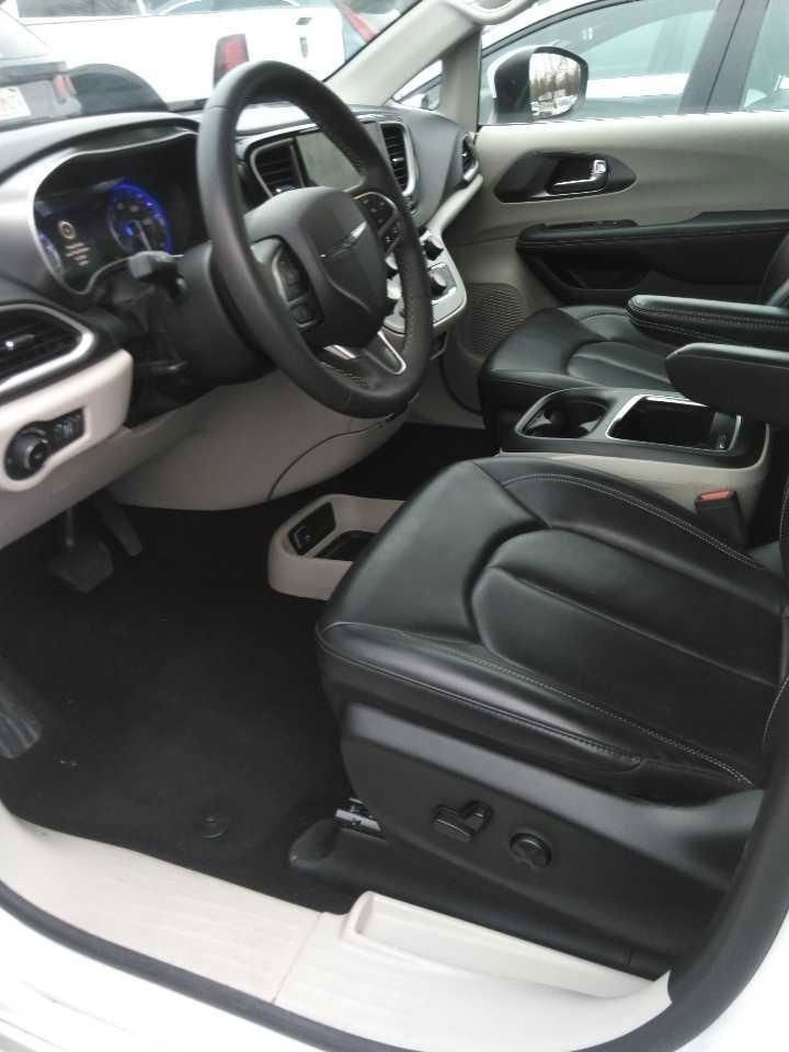Used 2023 Chrysler Pacifica Touring-L image 7